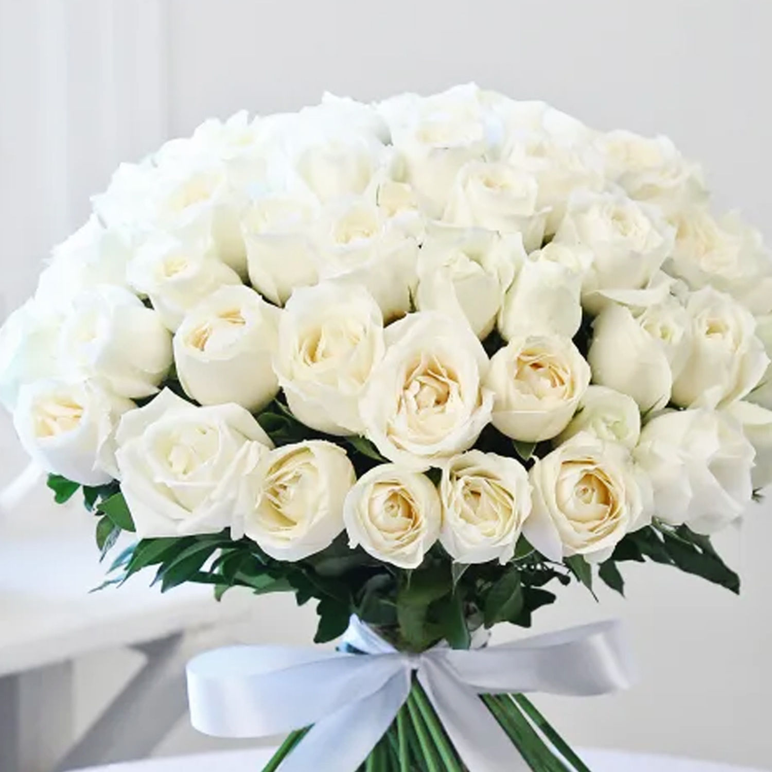 Online White Roses Bunch And Ferrero Rocher Gift Delivery in Egypt - FNP