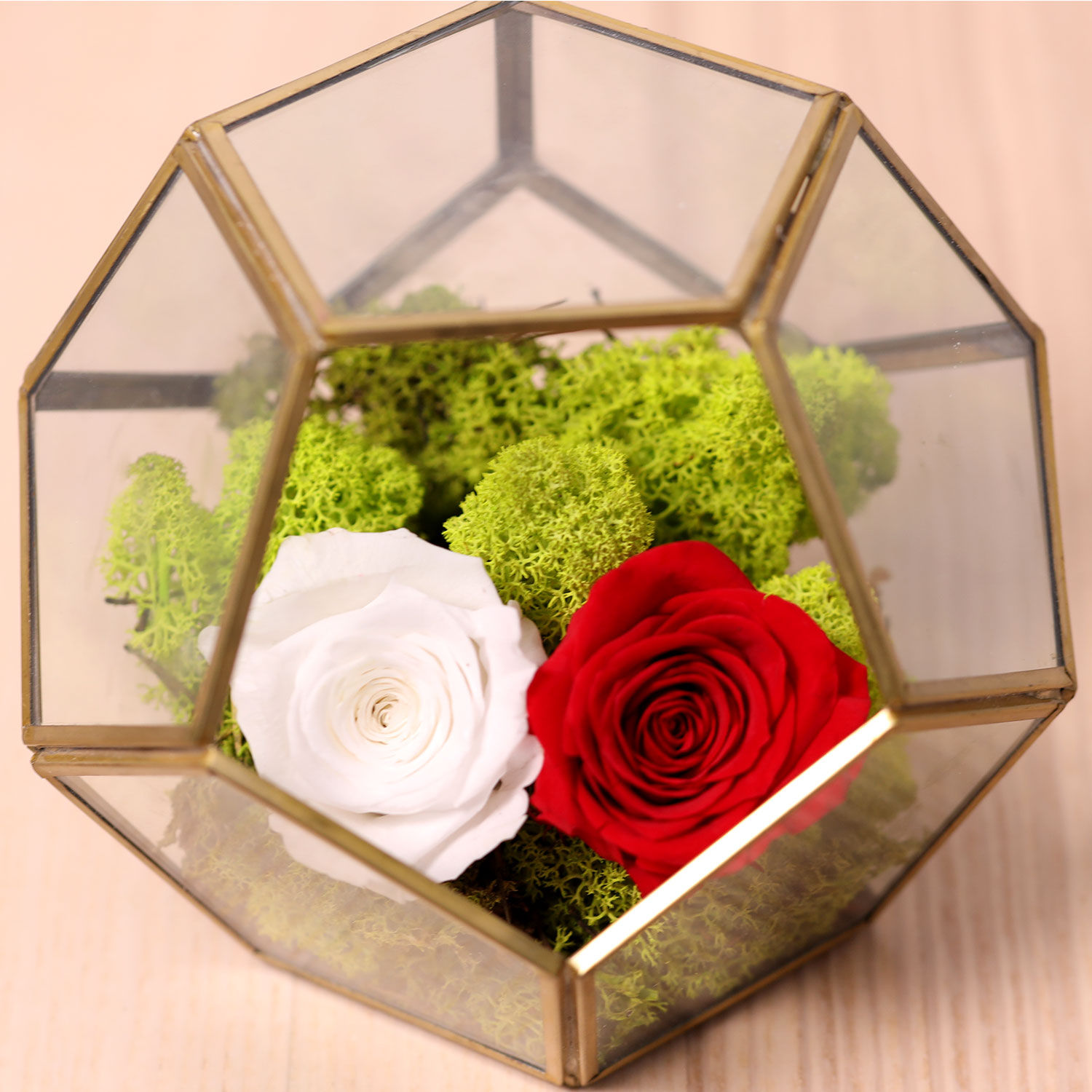 online-red-and-white-roses-in-designer-base-gift-delivery-in-uae